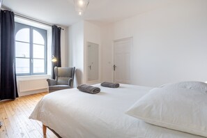4 bedrooms, iron/ironing board, WiFi, bed sheets - Holiday Home “Ker Lenevez - In the Heart of Guilvinec” with Private Terrace, Garden & Wi-Fi (Guilvinec)