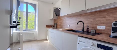 Réfrigérateur, micro-ondes, four, plaque de cuisson