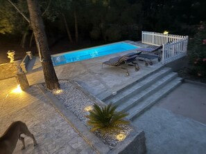 A swimming pool with steps leading up to it, surrounded by a white fence. There are lounge chairs and a small palm tree in the foreground. - Maison à la Mer 8 pers. 60 kms Perpignan (CT)