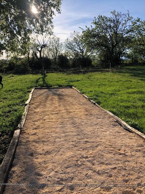 Property grounds - Magnificent renovated farmhouse sleeps 9/11 (Vinezac)