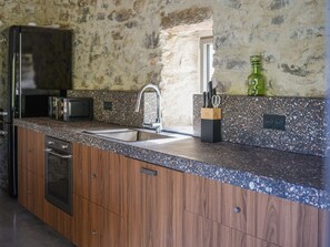 Private kitchen - Magnificent renovated farmhouse sleeps 9/11 (Vinezac)