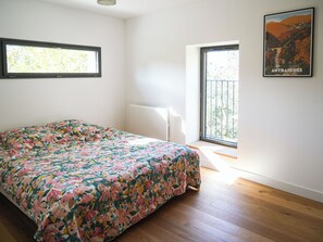 3 bedrooms, Internet - Magnificent renovated farmhouse sleeps 9/11 (Vinezac)
