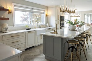 Private kitchen - Luxury Waterfront Home / PrivateBeach+Kayak & 4 person pedal boat (Charlottetown)