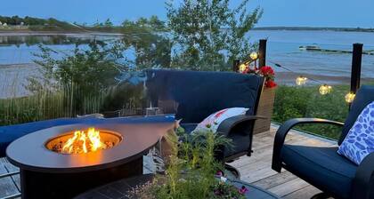 Luxury Waterfront Home / PrivateBeach+Kayak & 4 person pedal boat