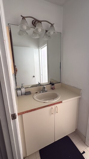 Toallas, jabón, papel de baño 