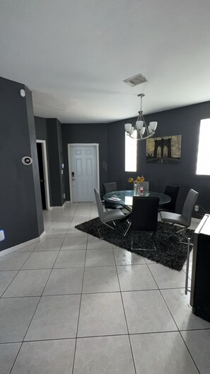 Dining - Cozy 1-bedroom house in beautiful Tamarac with fully furnished, laundry and WiFi (Tamarac)