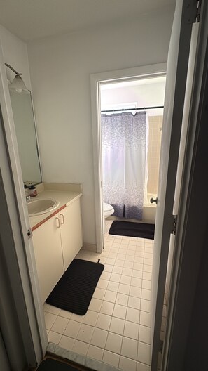 Towels, soap, toilet paper - Cozy 1-bedroom house in beautiful Tamarac with fully furnished, laundry and WiFi (Tamarac)