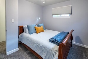 WiFi, bed sheets - Pyle Avenue Retreat near ND (South Bend)
