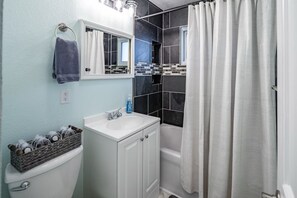 Hair dryer, towels, soap, toilet paper - Pyle Avenue Retreat near ND (South Bend)