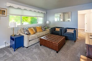 Living area - Pyle Avenue Retreat near ND (South Bend)
