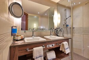 Habitación doble, balcón | Baño | Secador de pelo, toallas, jabón y champú