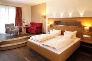 Habitación doble, balcón | Ropa de cama de alta calidad y minibar 