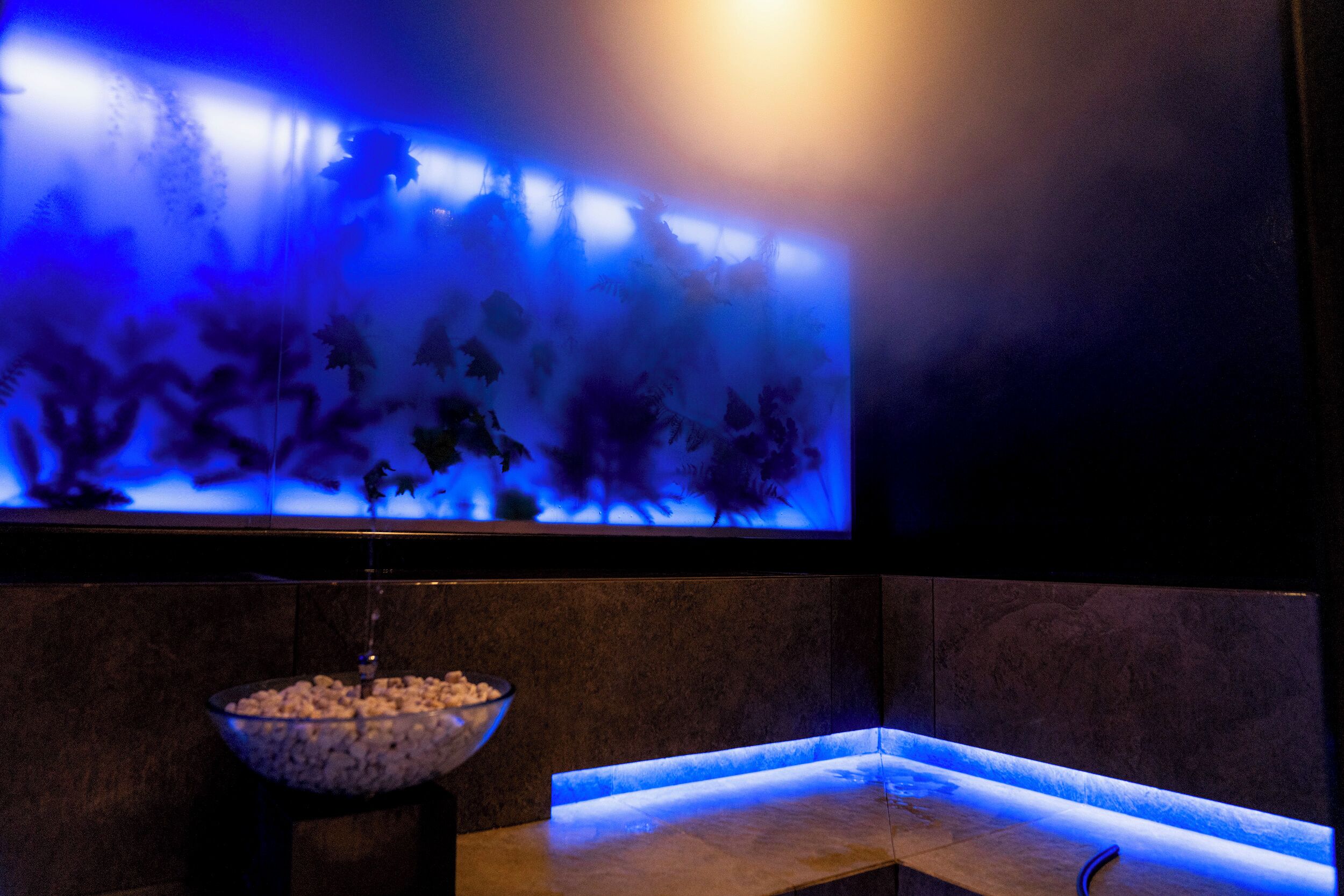 Couples treatment room(s), sauna, hot tub, steam room