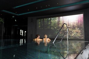Salas de tratamiento para parejas, sauna y tina de hidromasaje 