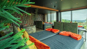Un dormitorio moderno con una cama grande, vistas al exterior y un diseño de pared único.