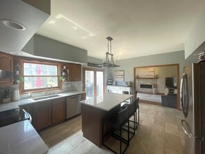 Private kitchen - EAA-2 miles from grounds. Spacious 4-bedroom house in pleasant Oshkosh (Oshkosh)