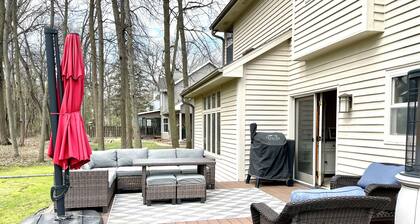 EAA-2 miles from grounds. Spacious 4-bedroom house in pleasant Oshkosh