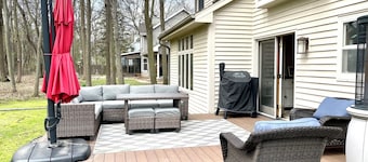 EAA-2 miles from grounds. Spacious 4-bedroom house in pleasant Oshkosh