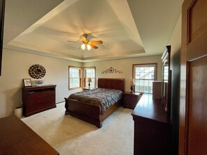 Room - EAA-2 miles from grounds. Spacious 4-bedroom house in pleasant Oshkosh (Oshkosh)