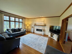 Living area - EAA-2 miles from grounds. Spacious 4-bedroom house in pleasant Oshkosh (Oshkosh)