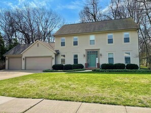 Exterior - EAA-2 miles from grounds. Spacious 4-bedroom house in pleasant Oshkosh (Oshkosh)