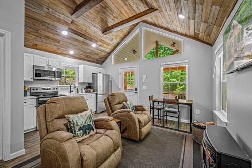 Black Bear Cave at Woodland Retreat at DeSoto | King Bed | Walking Ramp | Wi-Fi