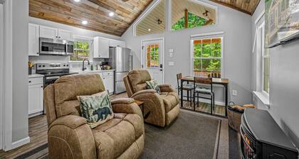 Black Bear Cave at Woodland Retreat at DeSoto | King Bed | Walking Ramp | Wi-Fi