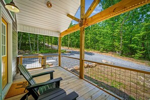 Terrace/patio - Black Bear Cave at Woodland Retreat at DeSoto | King Bed | Walking Ramp | Wi-Fi (Fort Payne)