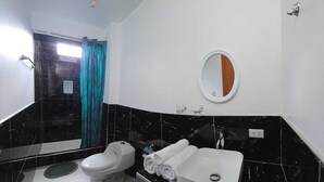 Uma casa de banho moderna com sanita, lavatório e zona de duche.