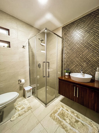 Shower, towels, soap, toilet paper. Casa completa en Cuenca, comoda, amplia y bien ubicada. Ideal para grupos.