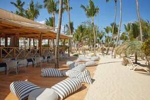 Outdoor dining - Jamaica Family Escape All Inclusive Resort (Runaway Bay, St. Ann)