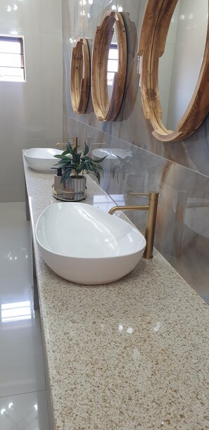 Standard Double Room | Bathroom - Glitz & Glam Guesthouse (Serule)