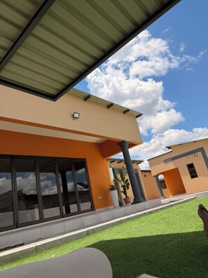 Exterior detail - Glitz & Glam Guesthouse (Serule)