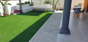 Outdoor dining - Glitz & Glam Guesthouse (Serule)