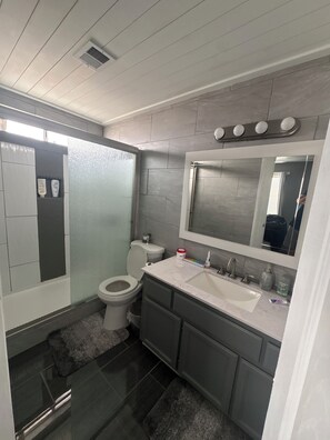 Douche, sèche-cheveux, serviettes fournies, savon
