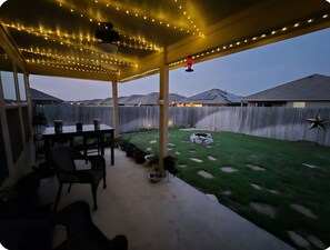 Outdoor dining - Pet Friendly Boho Farmhouse Escape fully fenced (Crowley)