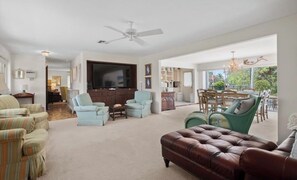 TV - Marco Island Shell House - 3BR, 2B w Large Pool and Amazing Sunset Views (Marco Island)