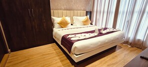 Suite familiar, balcón, vista a la colina | Ropa de cama de alta calidad, edredón y camas Select Comfort