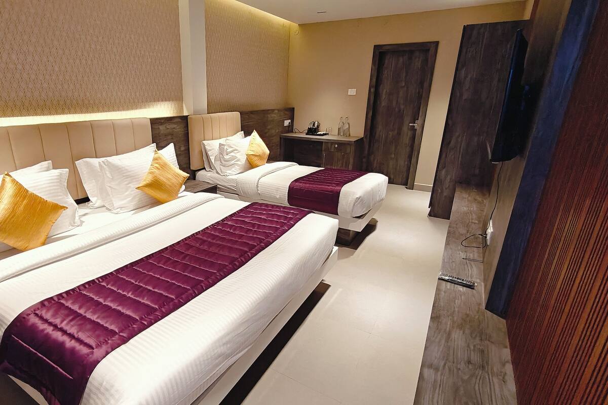 Kamar Triple Mewah | Seprai premium, selimut bulu angsa, dan tempat tidur Select Comfort
