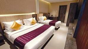 Luxury Triple Room | Peralatan tempat tidur premium, gebar bulu kapas, katil Select Comfort 