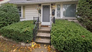 A residential house with a front door, steps, and a mailbox. - Airport Getaway -2BR near Detroit sports & events 20 min from Downtown A2 (Taylor)