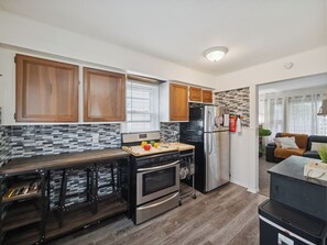 Fridge, microwave, oven, stovetop - Airport Getaway -2BR near Detroit sports & events 20 min from Downtown A2 (Taylor)