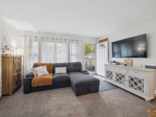 Airport Getaway -2BR near Detroit sports & events 20 min from Downtown A2