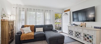 Airport Getaway -2BR near Detroit sports & events