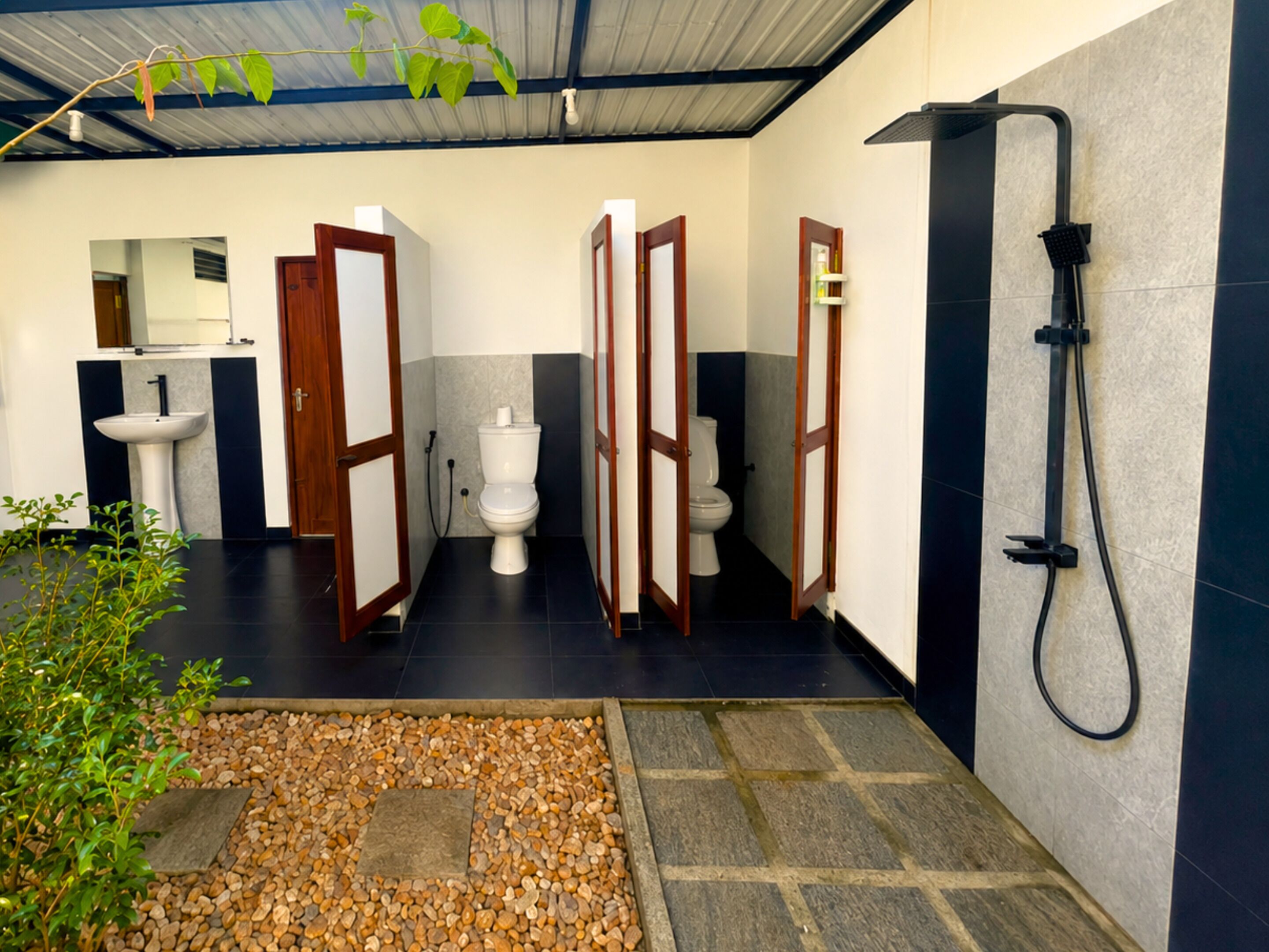 Haartrockner, Bidet, Handtücher, Seife