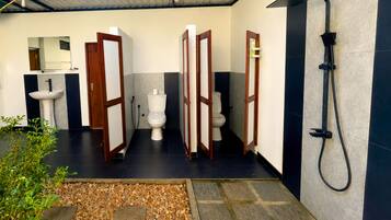 Haartrockner, Bidet, Handtücher, Seife