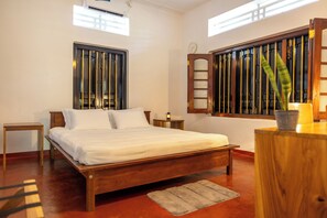 4 bedrooms, desk, iron/ironing board, WiFi (free)