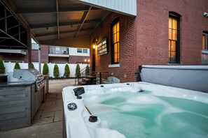 Terrace/patio - Stay on Broadway - Sleeps 10, Hot Tub, Walkable! (Louisville)