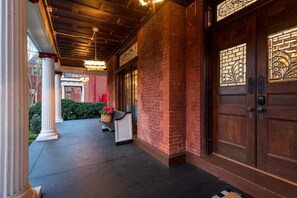 Exterior detail - Stay on Broadway - Sleeps 10, Hot Tub, Walkable! (Louisville)