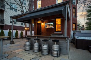 Terrace/patio - Stay on Broadway - Sleeps 10, Hot Tub, Walkable! (Louisville)